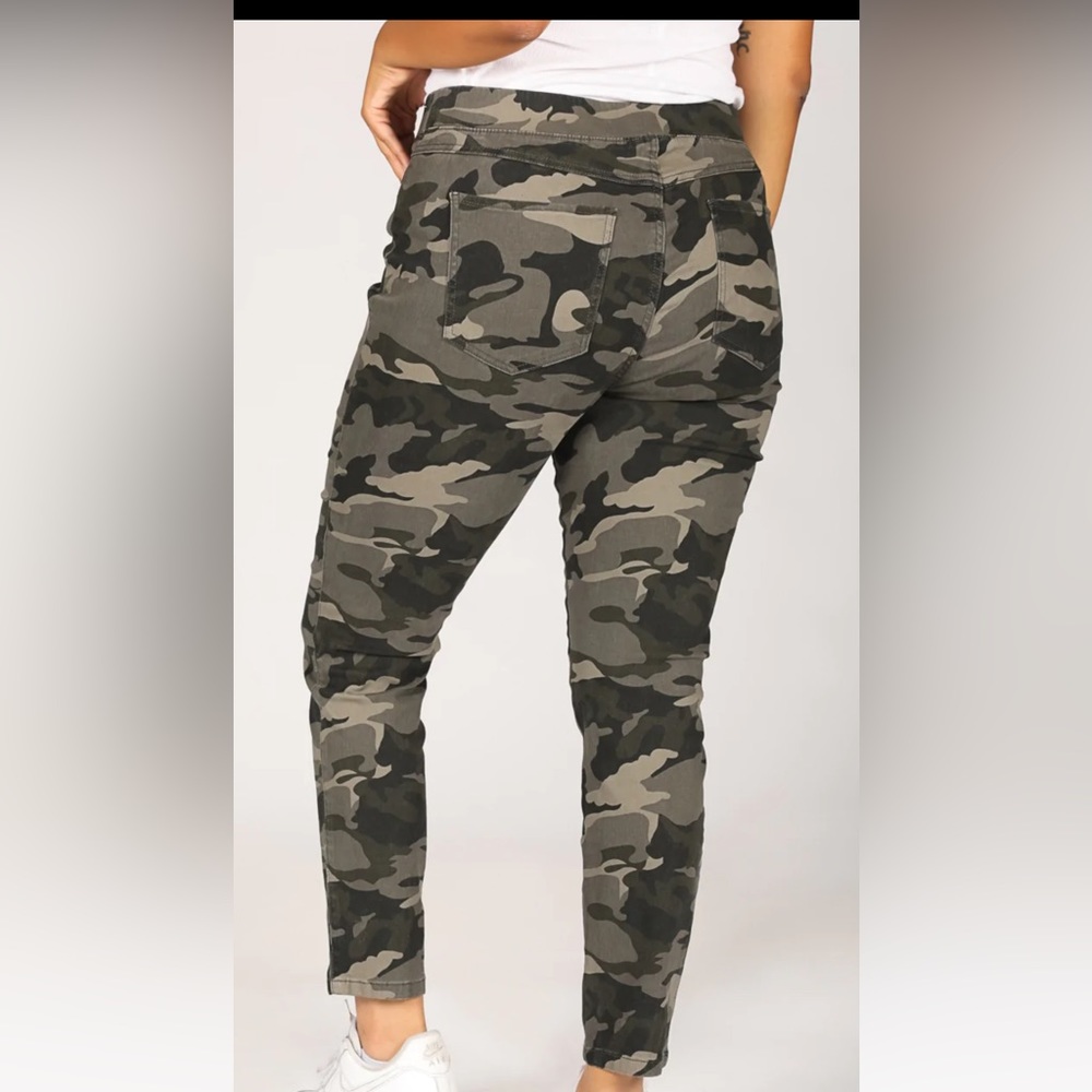 Lucy pull on ankle camouflage pants/jeans